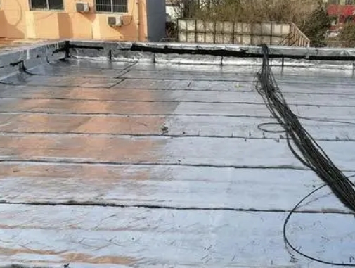 鲁甸卫生间漏水维修公司分享下鲁甸屋面楼顶防水刚性防水层施工要点。